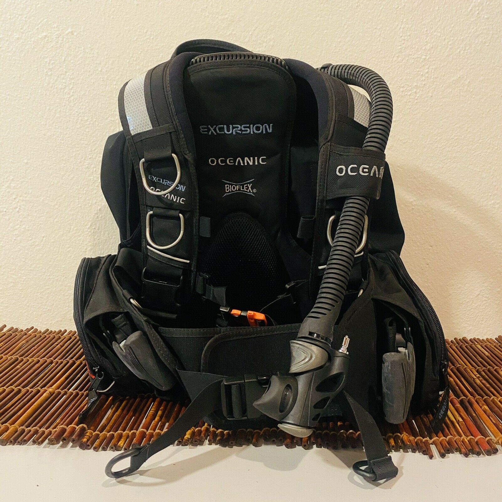 Primary image for Oceanic Excursion QLR3 BCD. Never Used. No tags or Original Packaging.