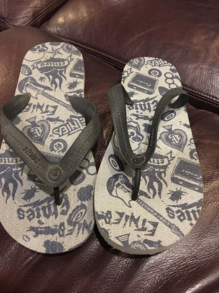 etnies flip flops