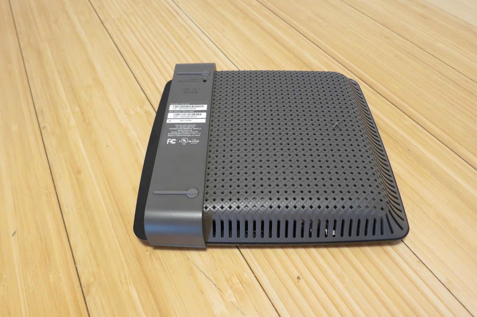 CISCO Linksys EA2700 4-Port Gigabit Wireless N Router - Wireless Routers