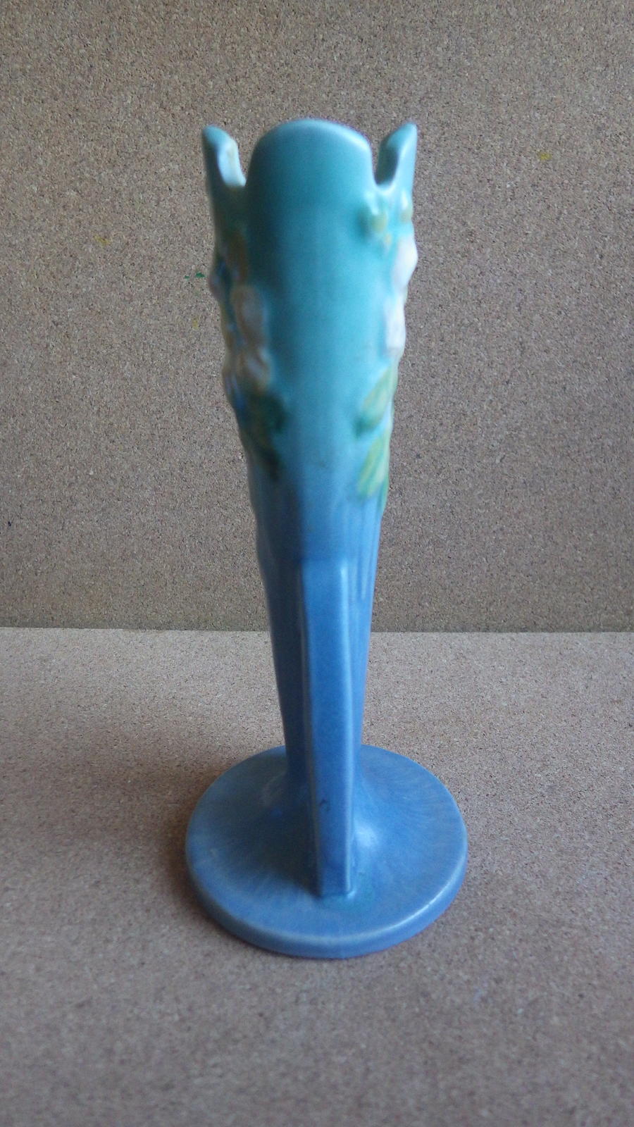 VINTAGE 1940 ROSEVILLE ART POTTERY WHITE ROSE BUD VASE BLUE 9957