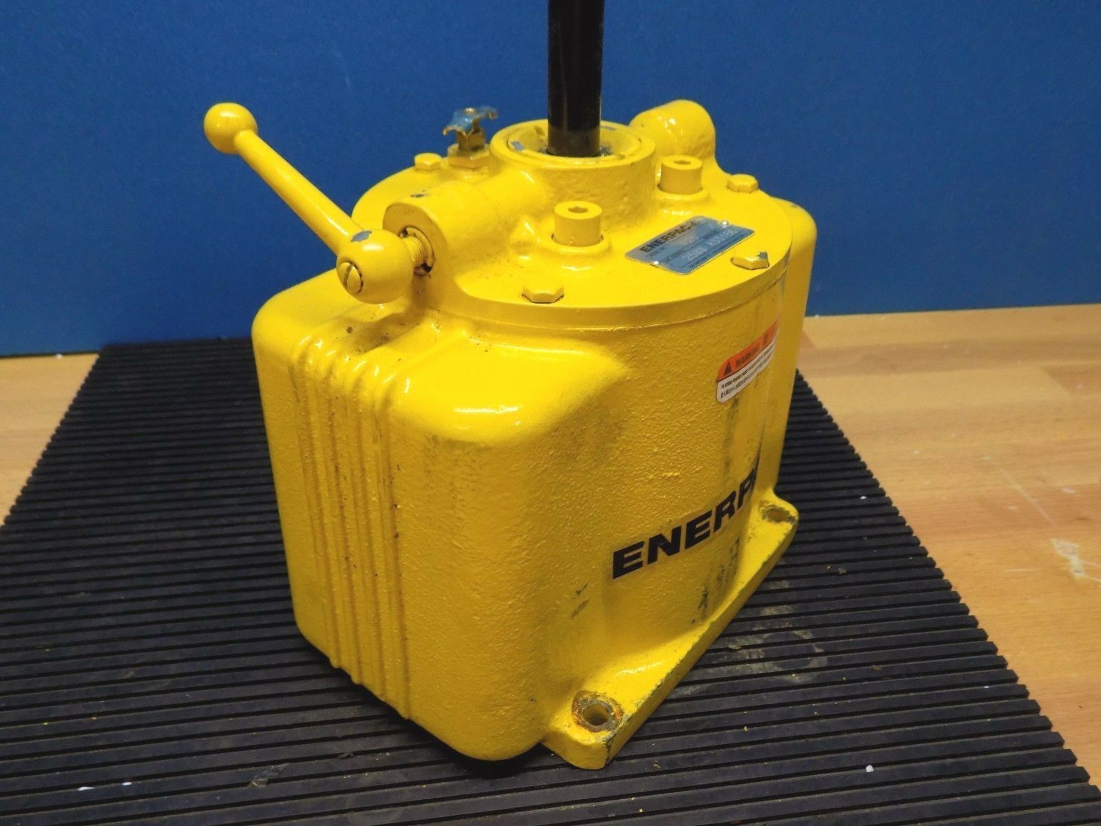 Enerpac Low Pressure Hydraulic Hand Pump 2500 Max psi SingleStage P25