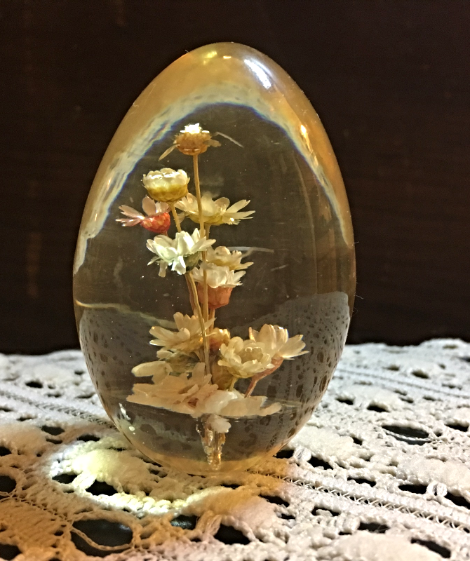 Vintage Genuine Dried Flowers Encased In Clear Resin Egg Collectible