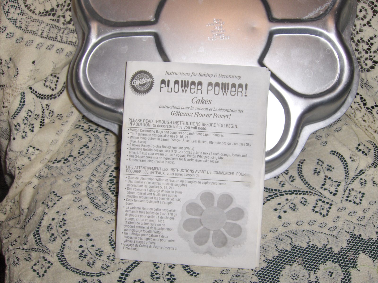 Wilton Flower Power Cake Pan with Insert and Booklet Retired Bakeware