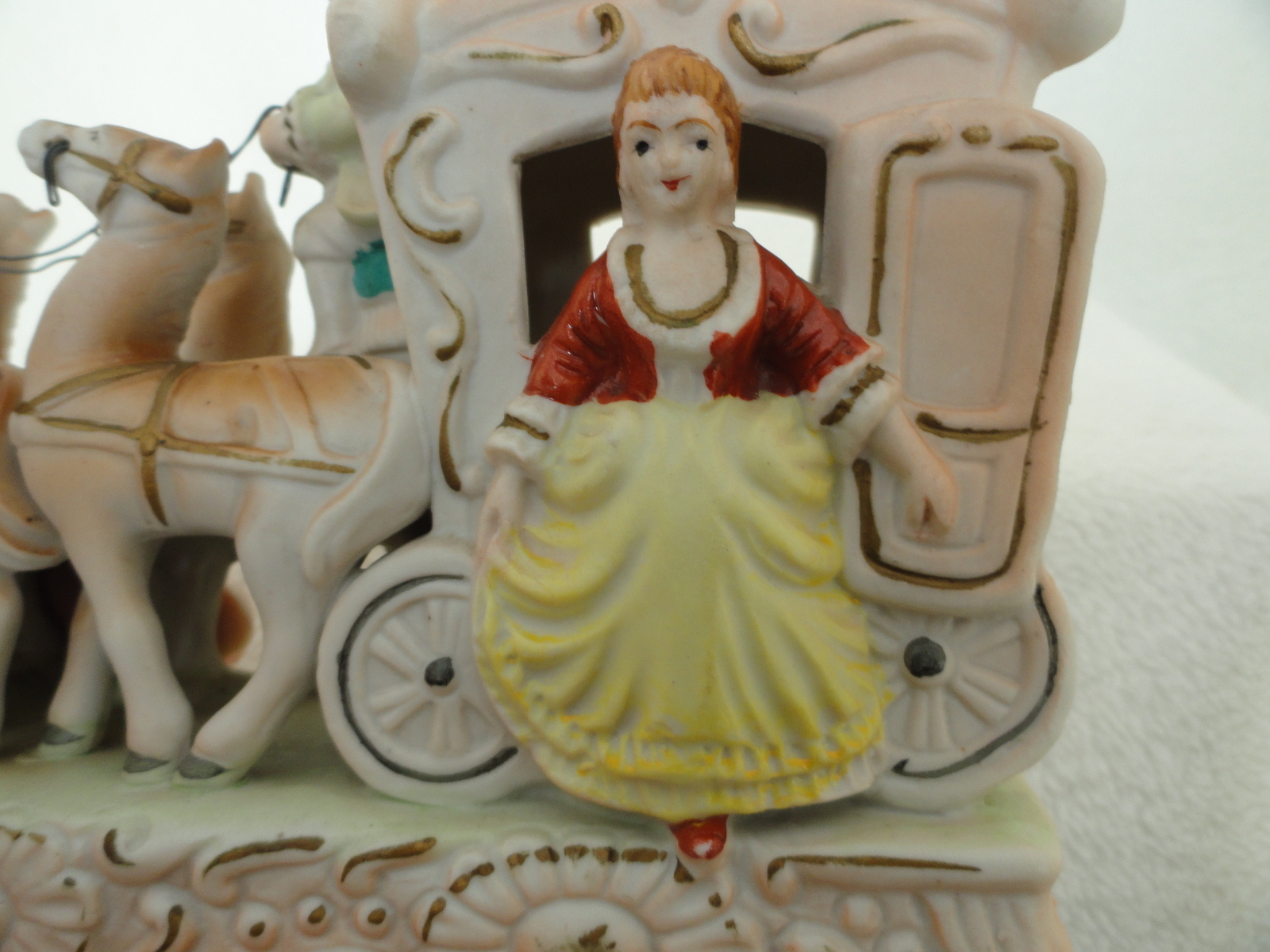 horse drawn carriage figurine