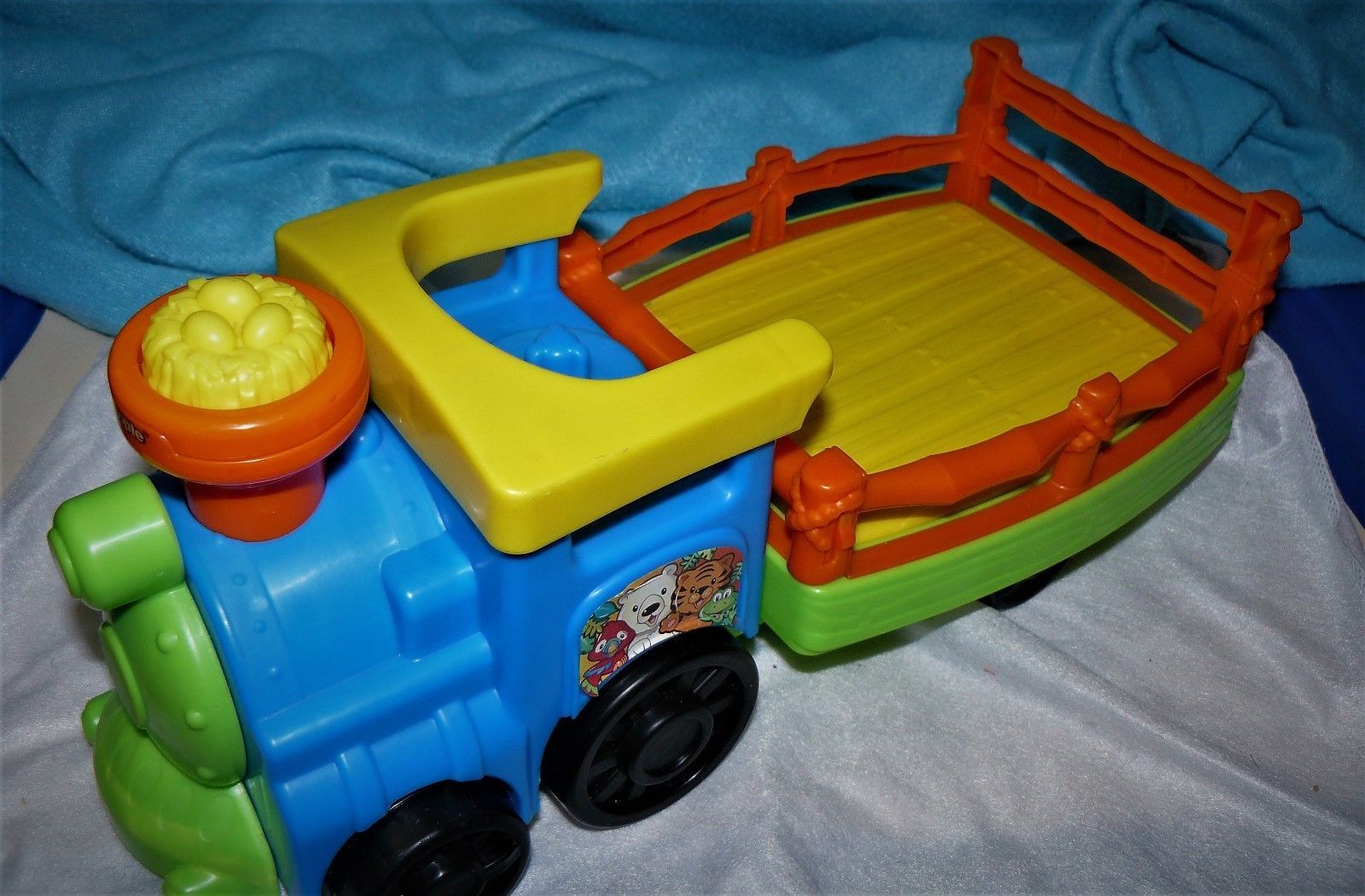 Fisher Price Little People Farm Barn Tow Pull Tractor pig in hay pops up sounds