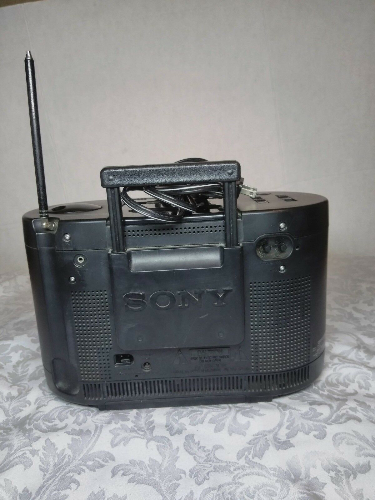 SONY MEGA WATCHMAN FD-555 B&W TV/FM STEREO/AM RECEIVER/STEREO CASSETTE ...