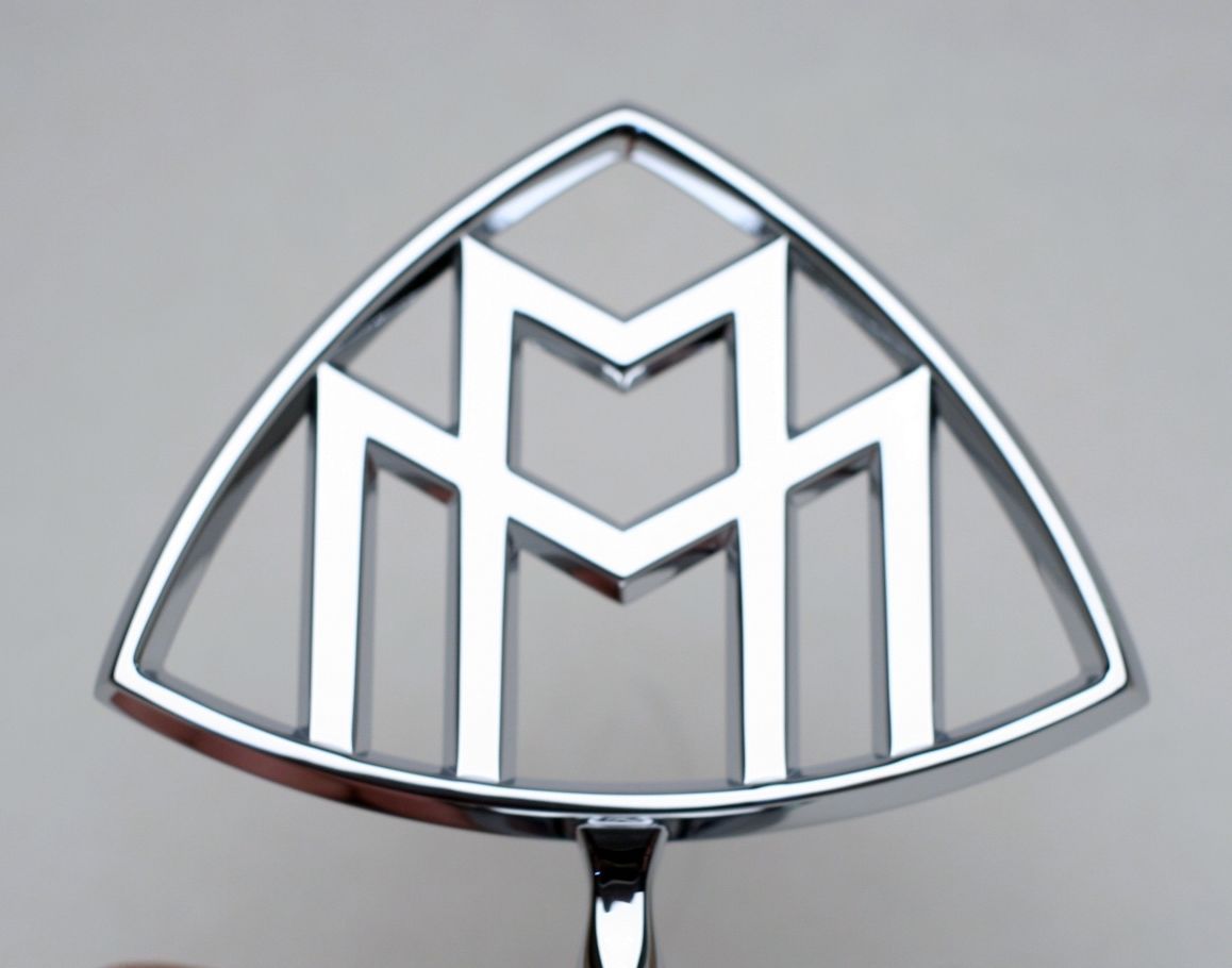 Майбах эмблема на капоте фото