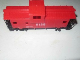 HO TRAINS - RED SAFETY CABOOSE CAB #9125 - LATCH COUPLERS- EXC- W1 - $4.85