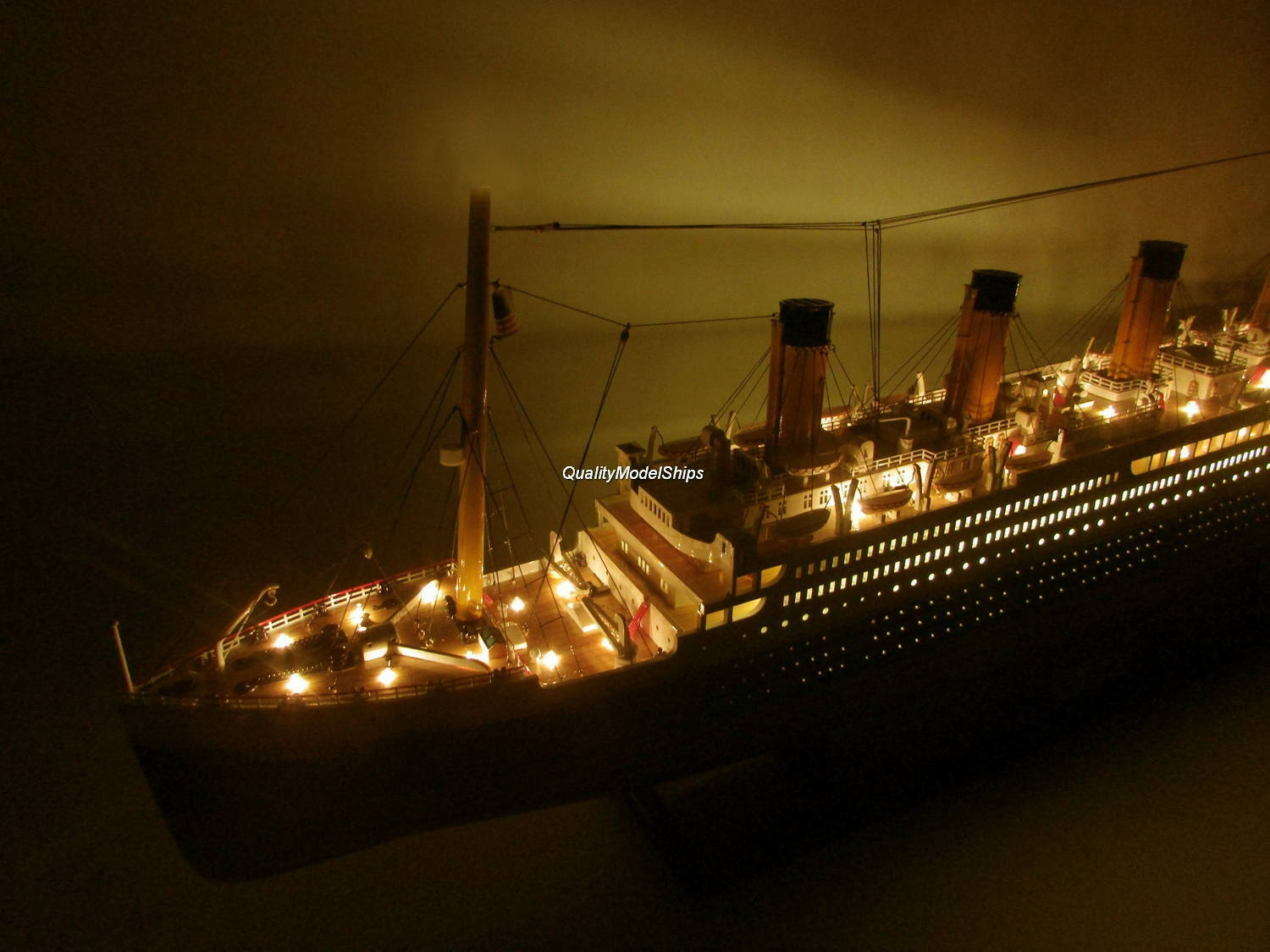 RMS TITANIC Museum Quality Model With Lights 40