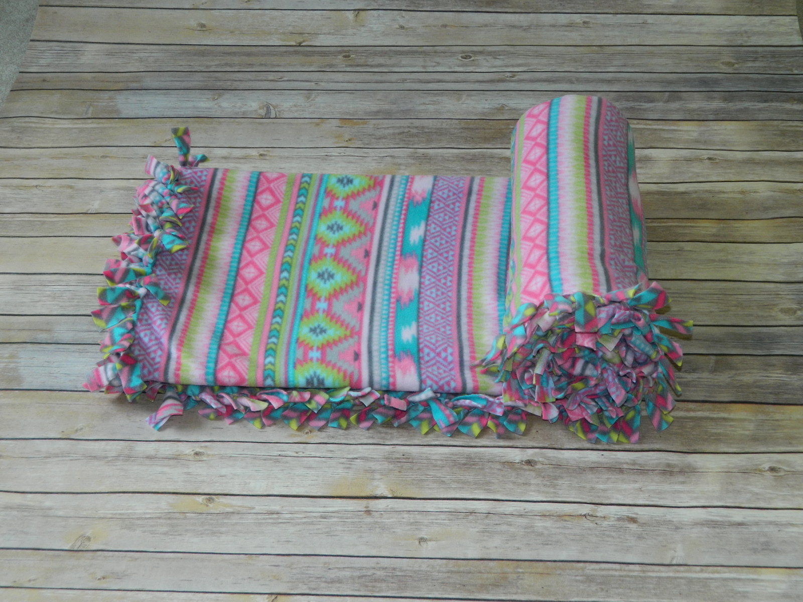 NWT Southwest Pink Teal Aztec AntiPill NoSew Fleece Blanket Large 55" x 67" Afghans & Throw