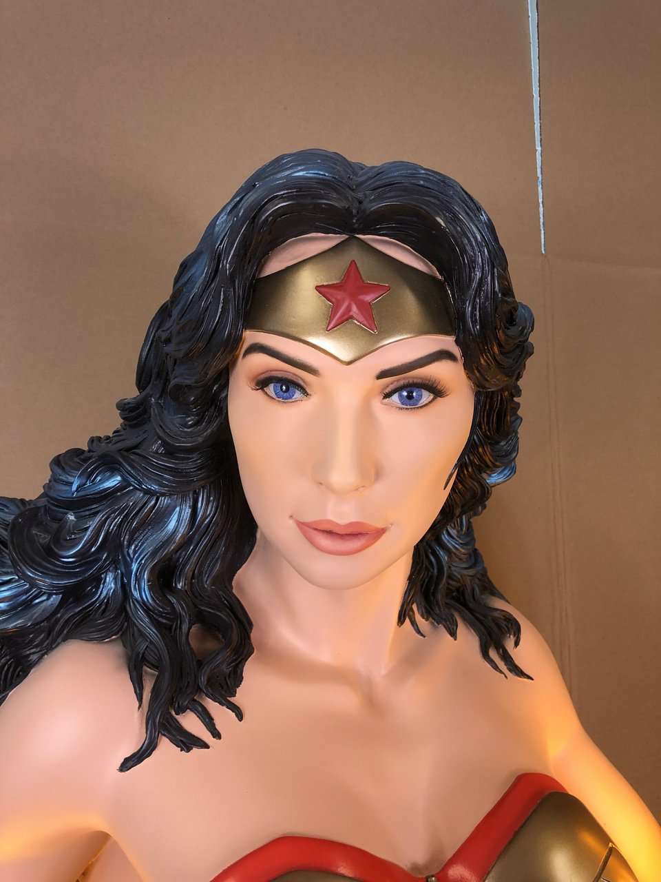 gal gadot wonder woman statue