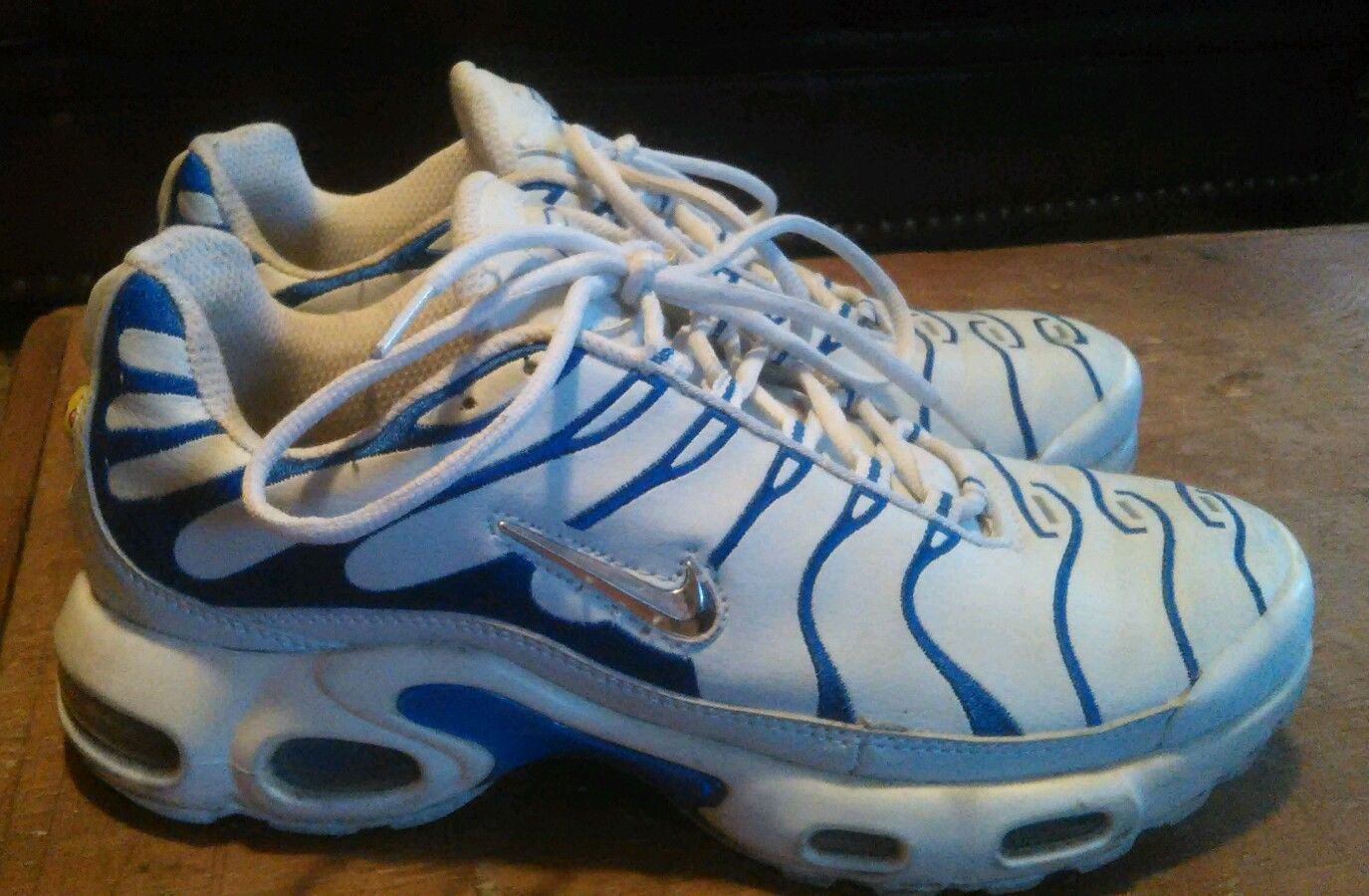 white blue tns