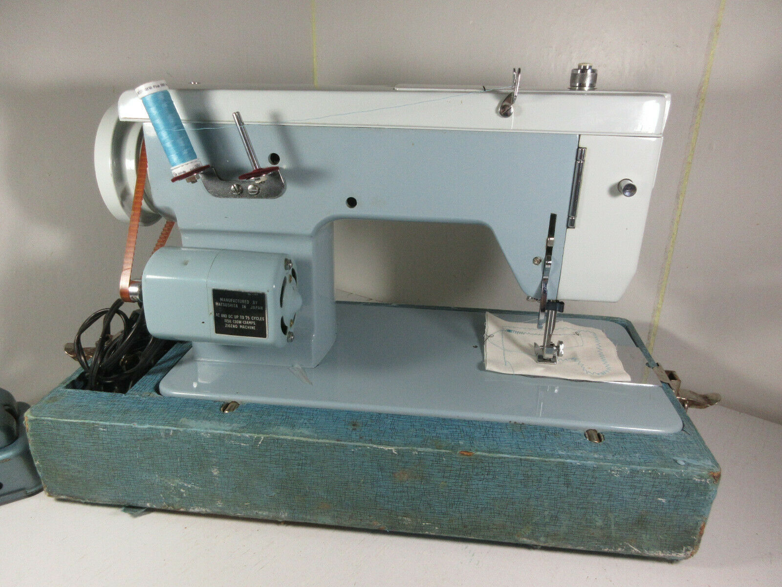 Dressmaker Deluxe Push Button Zig-Zag SWA-2000 Heavy Sewing Machine w ...