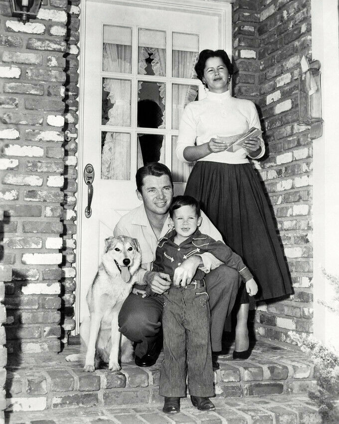 Audie Murphy Rare Candid Pose With Family 8x10 Photo (20x25 cm approx)