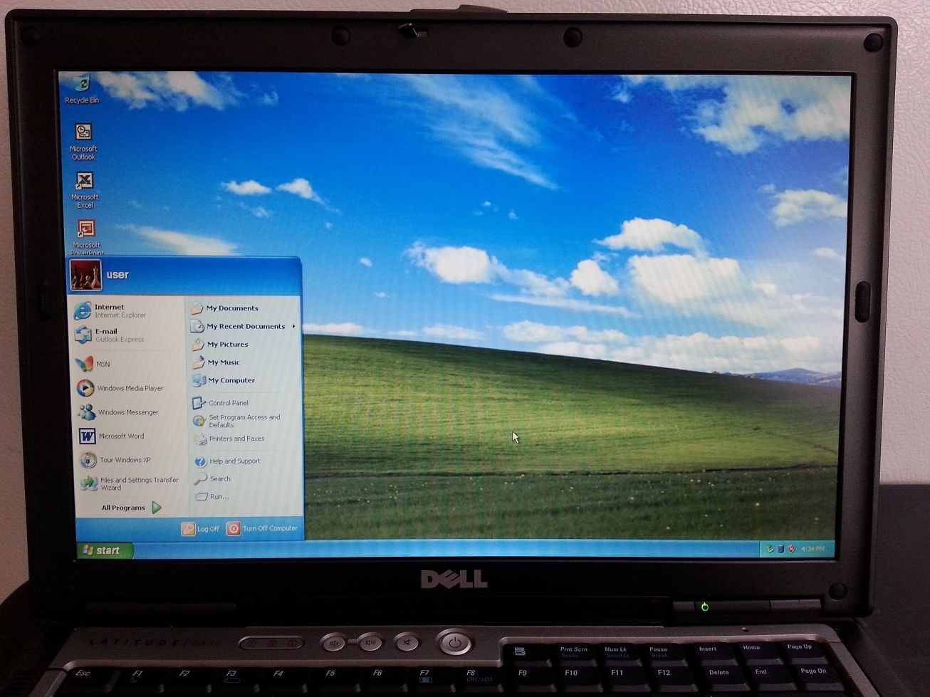 Ноутбук делл экран. Dell ноутбук d06nn3v. Ноутбук Samsung Windows XP. Ноутбук dell Windows XP. Dell 2001 ноут.