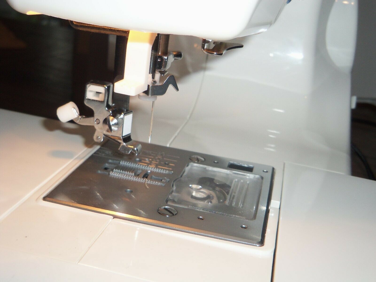 White Portable Quilter's Machine 1740 Sewing Machine with Pedal & Case
