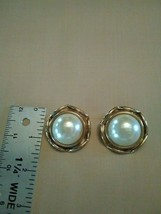VINTAGE CLIP EARRINGS GOLD TONE UNDULATING BUTTON W/ LGE PEARL - $20.00