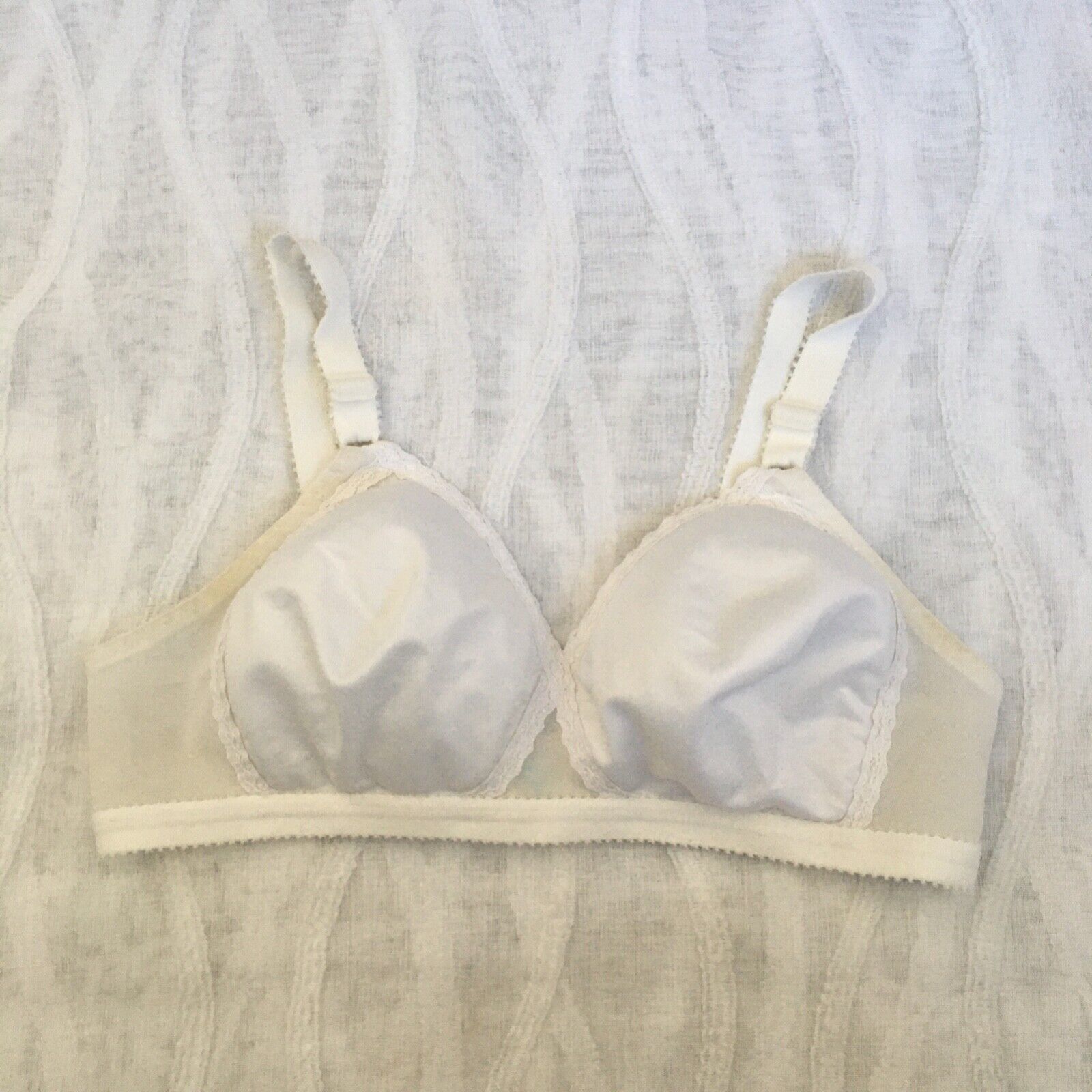 Playtex Cross Your Heart Bra 36B Lightly Lined Wirefree Wireless White ...