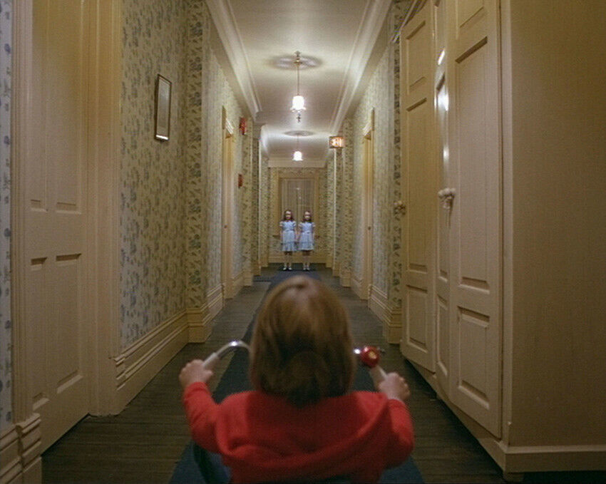 THE SHINING COLOR 8X10 PHOTOGRAPH STANLEY KUBRICK SPOOKY TWINS IN HOTEL CORRIDOR