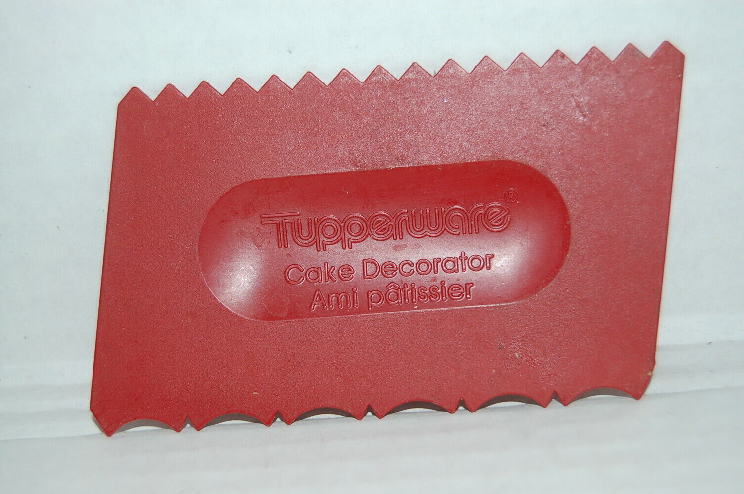 Tupperware 15587 Double Sided Cake Decorator Icing Frosting Trimmer