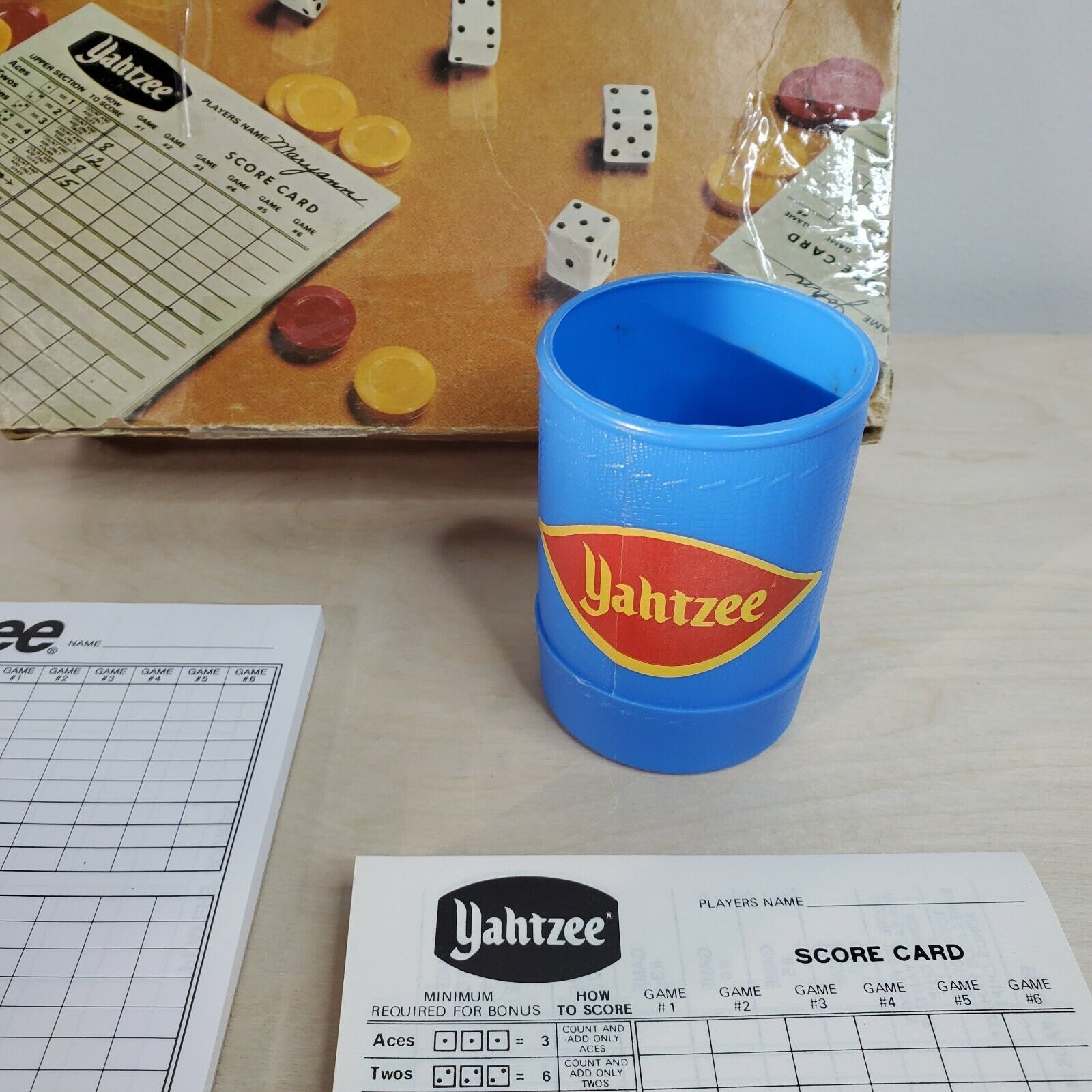 Yahtzee Original 1975 No. 950 Lots of Scorecards 5 Dice Blue Shaker Cup