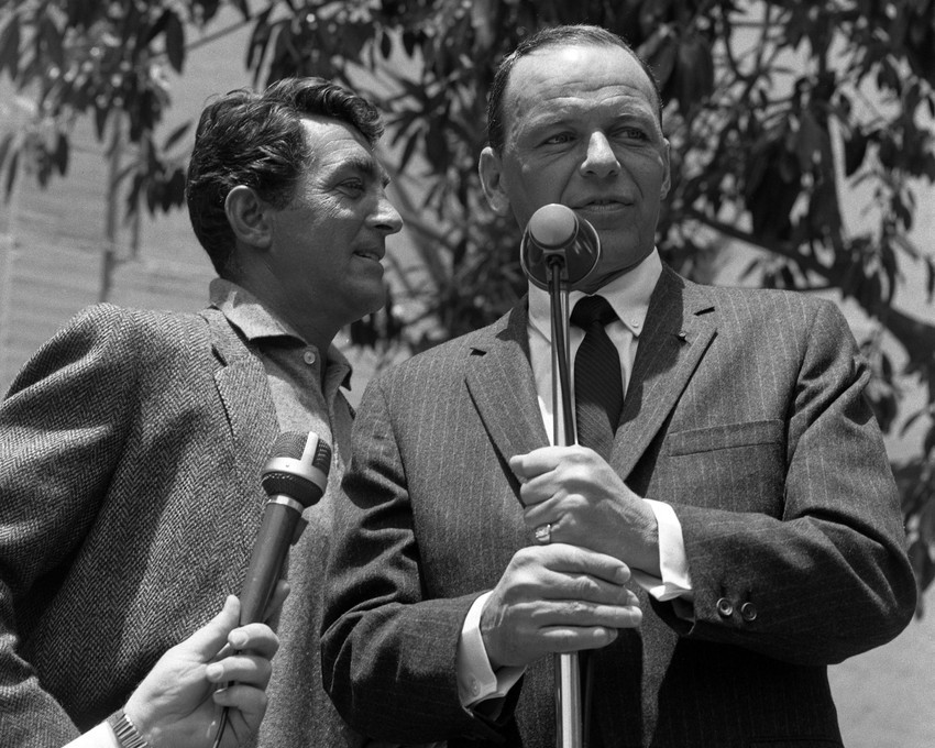 5X7* PHOTO - DEAN MARTIN & FRANK SINATRA RAT PACK BACKSTAGE AT