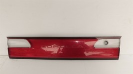 96-97 Toyota Corolla Sedan Tail Light Center Reflector Panel Garnish Heckblende