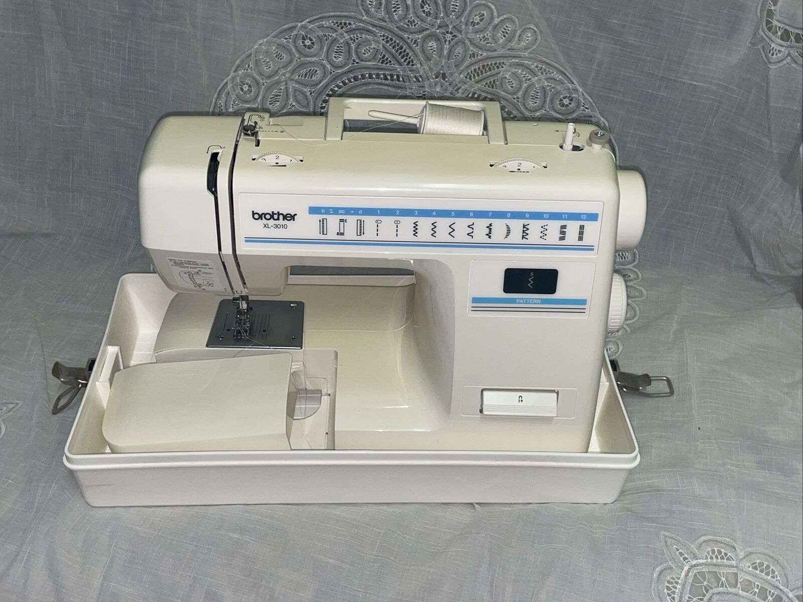 BROTHERS XL3010 SEWING MACHINE In Storage Case, Works Machine Parts