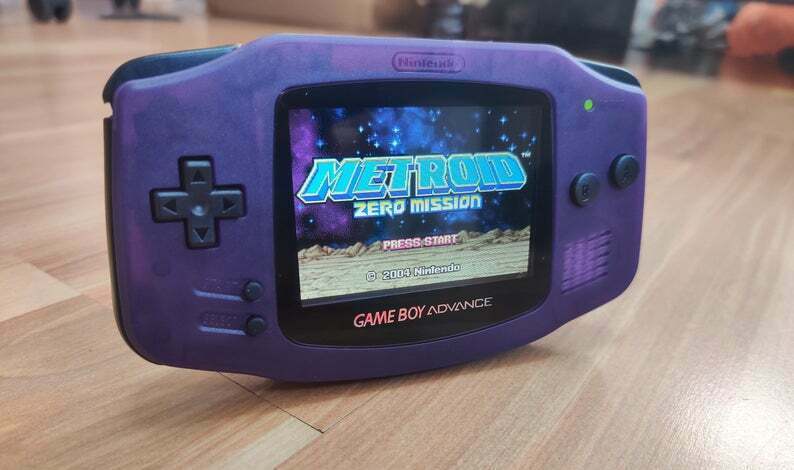 Nintendo v2. Game boy Advance фиолетовый. Геймбой фиолетовый превьюшка адванс СП. Прозрачный геймбой. Nintendo game boy фиолетовый.