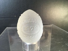 Vintage Goebel Frosted Glass Easter Egg Paperweight 1979 - $10.00