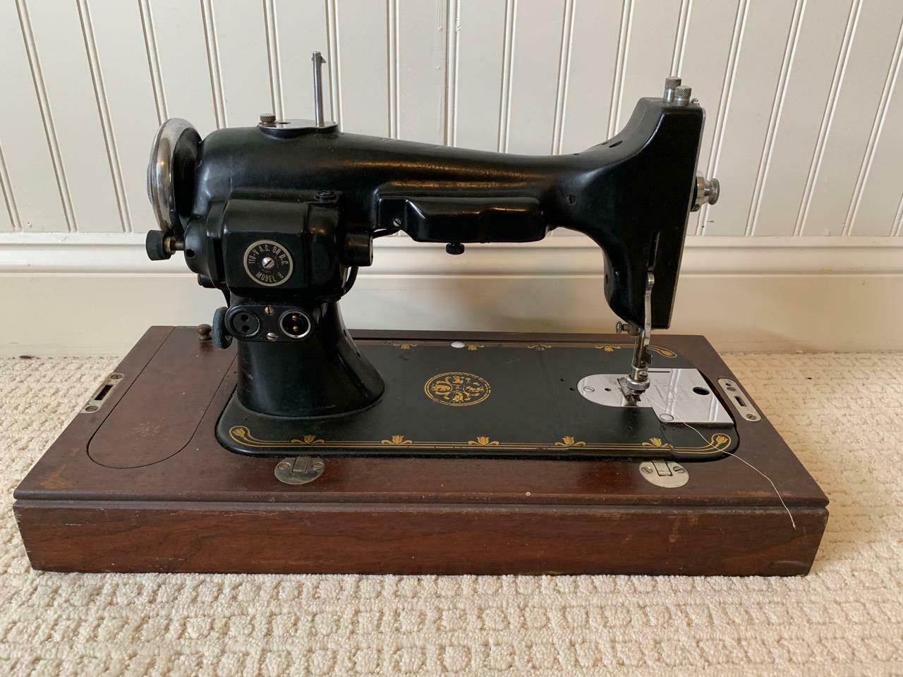 Antique Eldredge Model "B" Portable Sewing Machine W/ Wooden Cover RARE ...