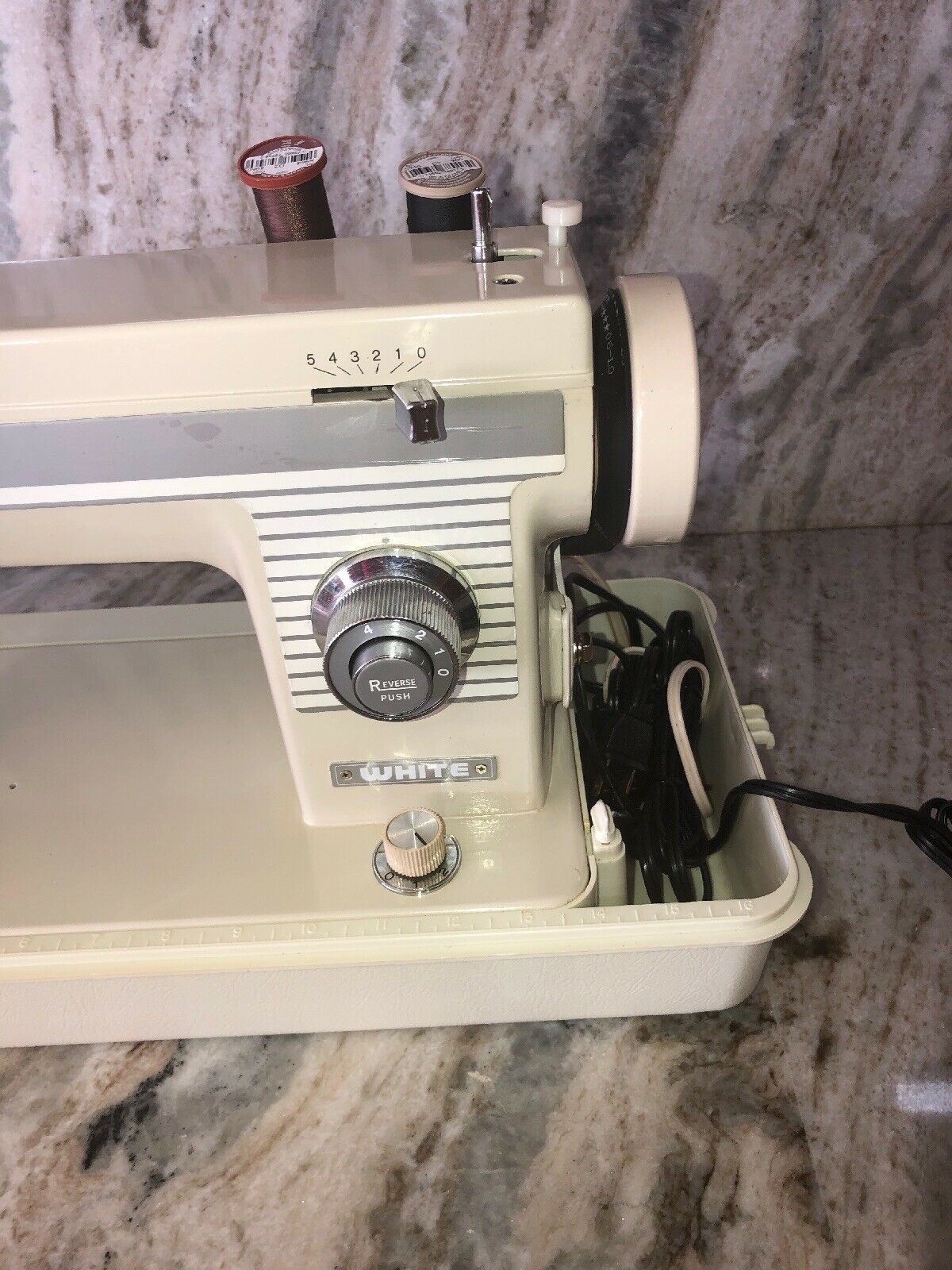 WHITE Deluxe Zig Zag SEWING MACHINEVery Clean & Fully Serviced
