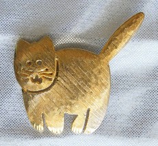 Fabulous Mid Century Modern Textured Gold-tone Cat Brooch 1970s vintage - $12.30