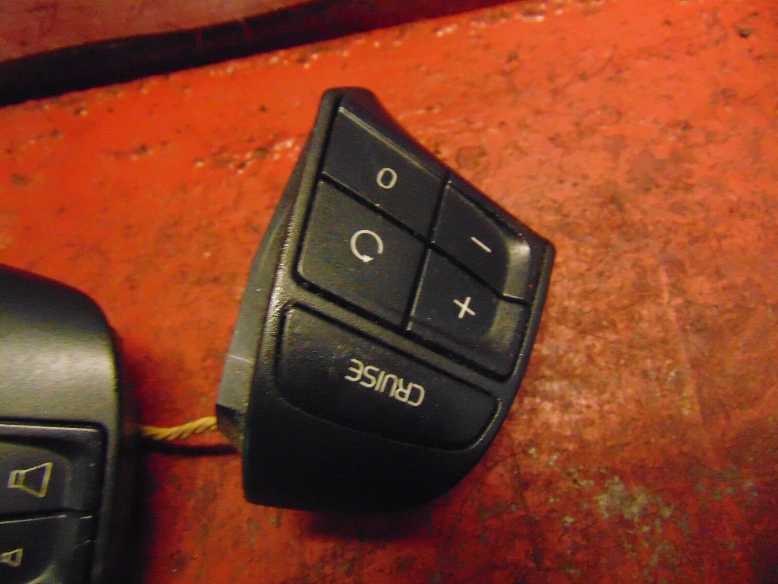 05 06 07 Volvo S40 steering wheel mounted radio audio cruise control