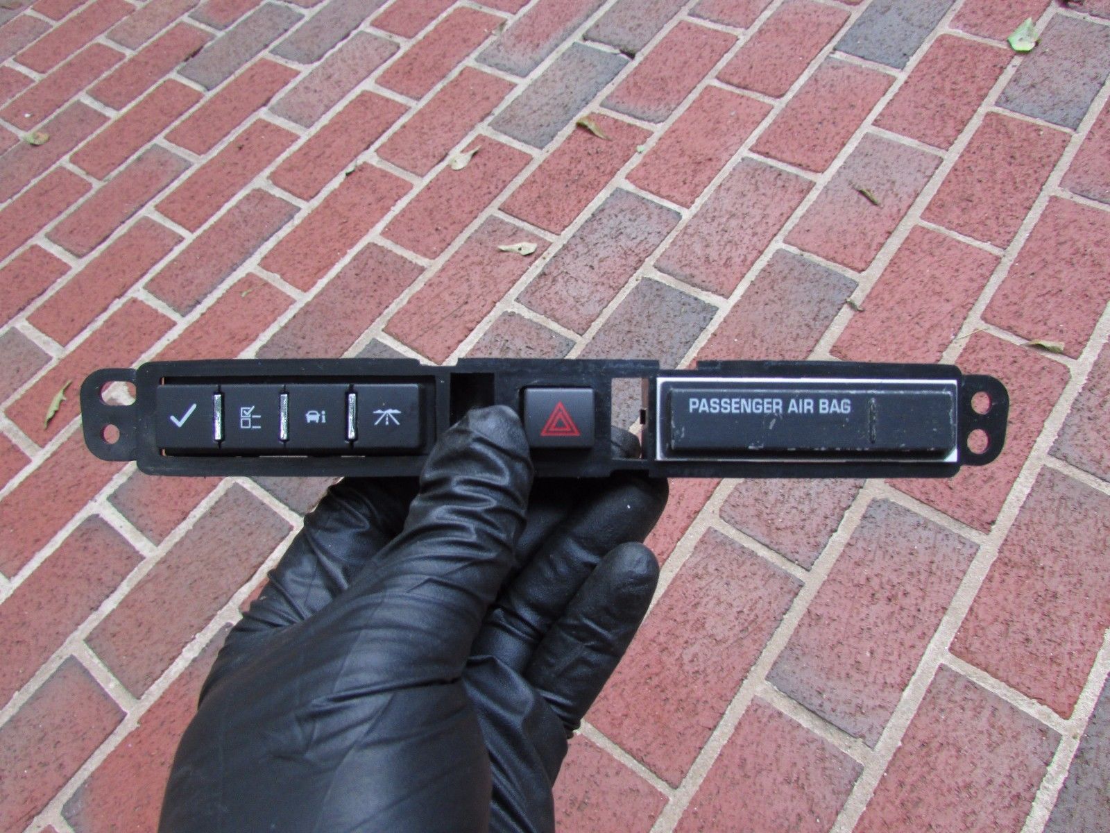 3709J CHEVY TRAVERSE 09 10 11 OEM CENTER DASH HAZARD LIGHT CONTROL