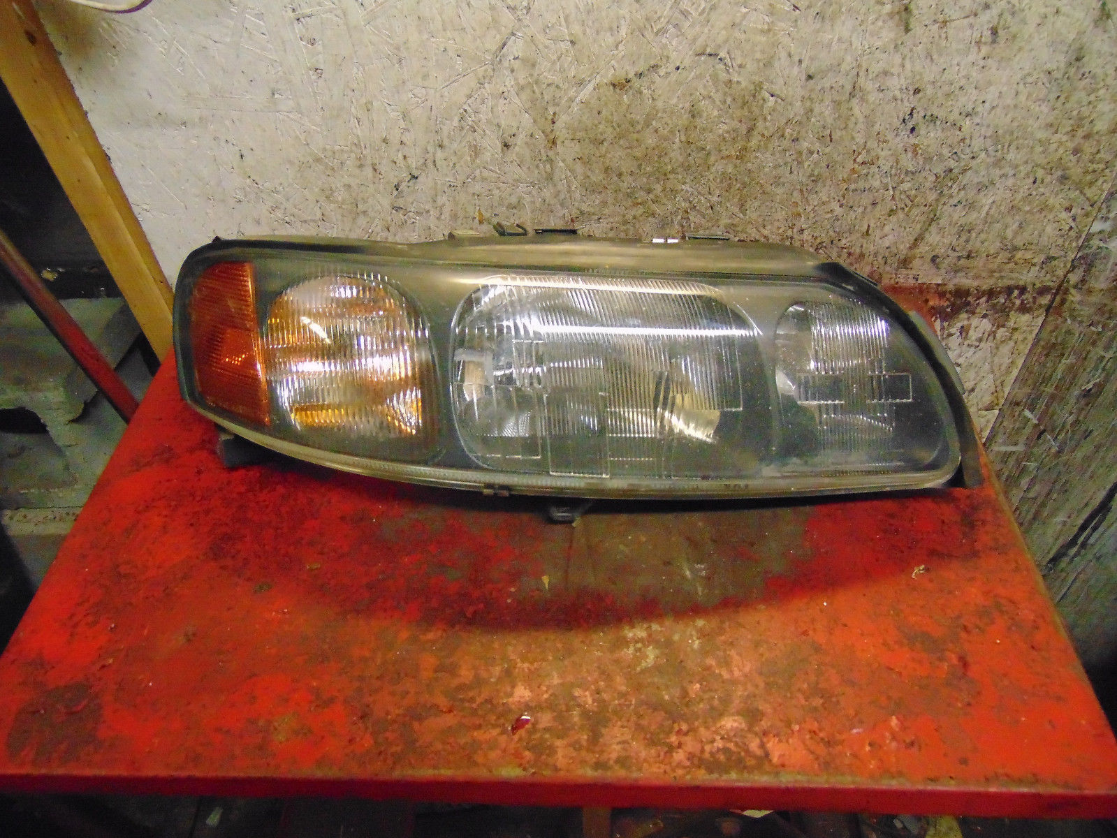 01 02 04 03 Volvo S60 passenger side right headlight head light lamp