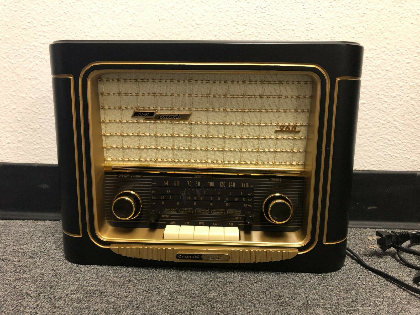 VINTAGE GRUNDIG CLASSIC 960 ANNIVERSARY EDITION AM FM HIFI SHORTWAVE