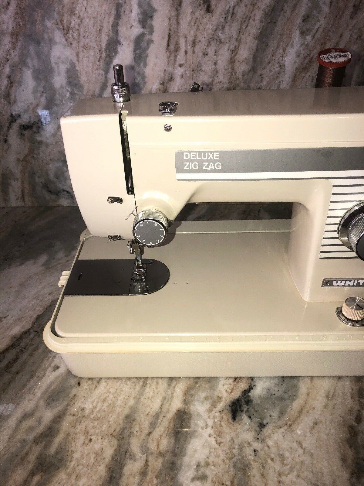 WHITE Deluxe Zig Zag SEWING MACHINEVery Clean & Fully Serviced