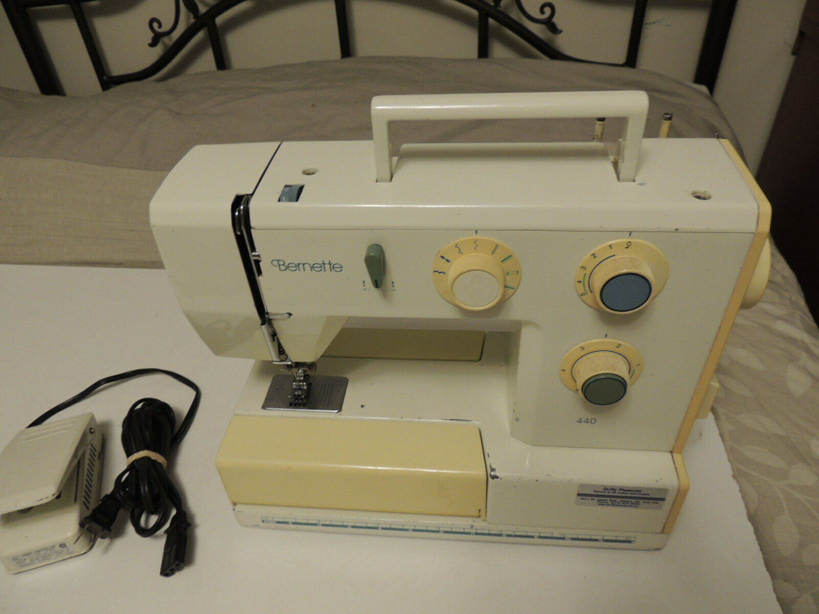 BERNINA 440 Sewing Machine With Foot Control Pedal Machines