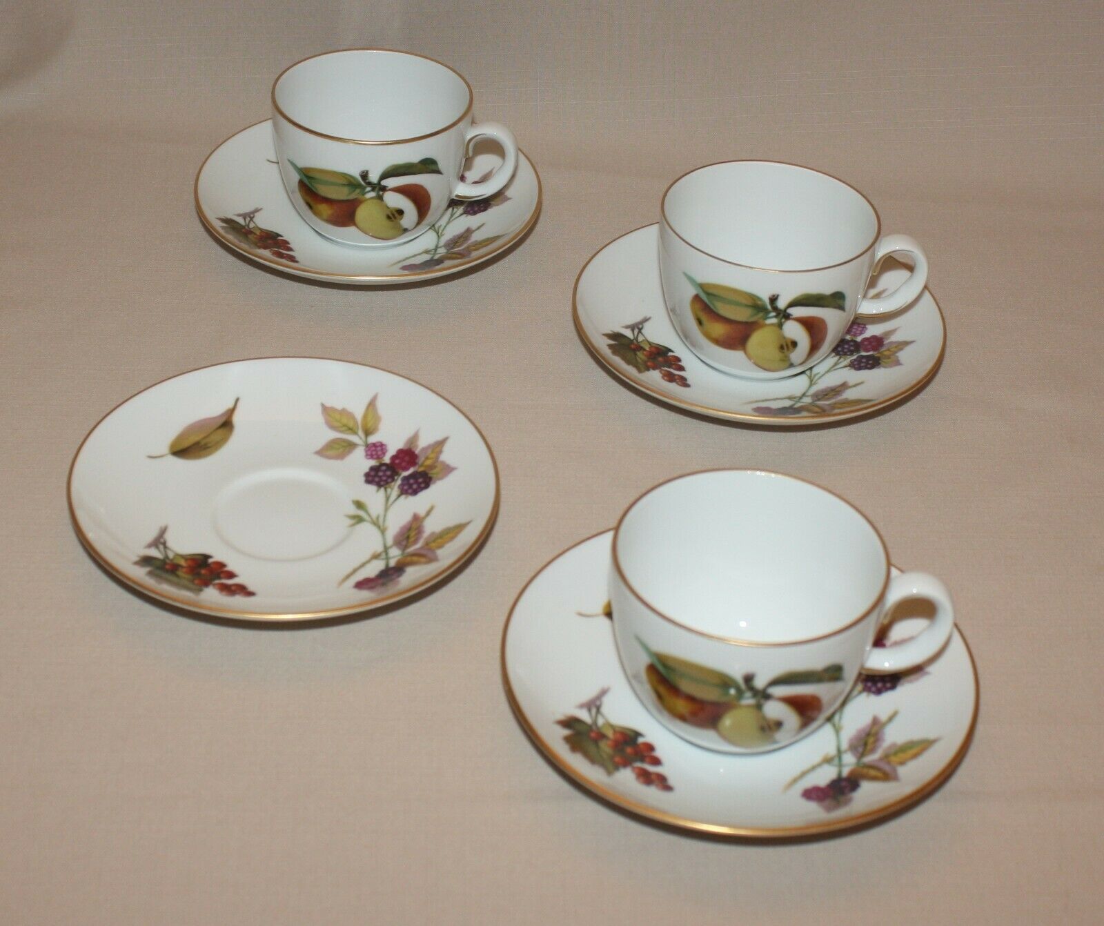 Primary image for 3 Cups & 4 Saucers Evesham Gold Royal Worcester Porcelain Fruit - 2 Stripes