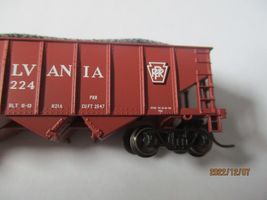 Bowser # 38122 Pennsylvania H21 Hopper with Coal Load # 189224. N-Scale image 3