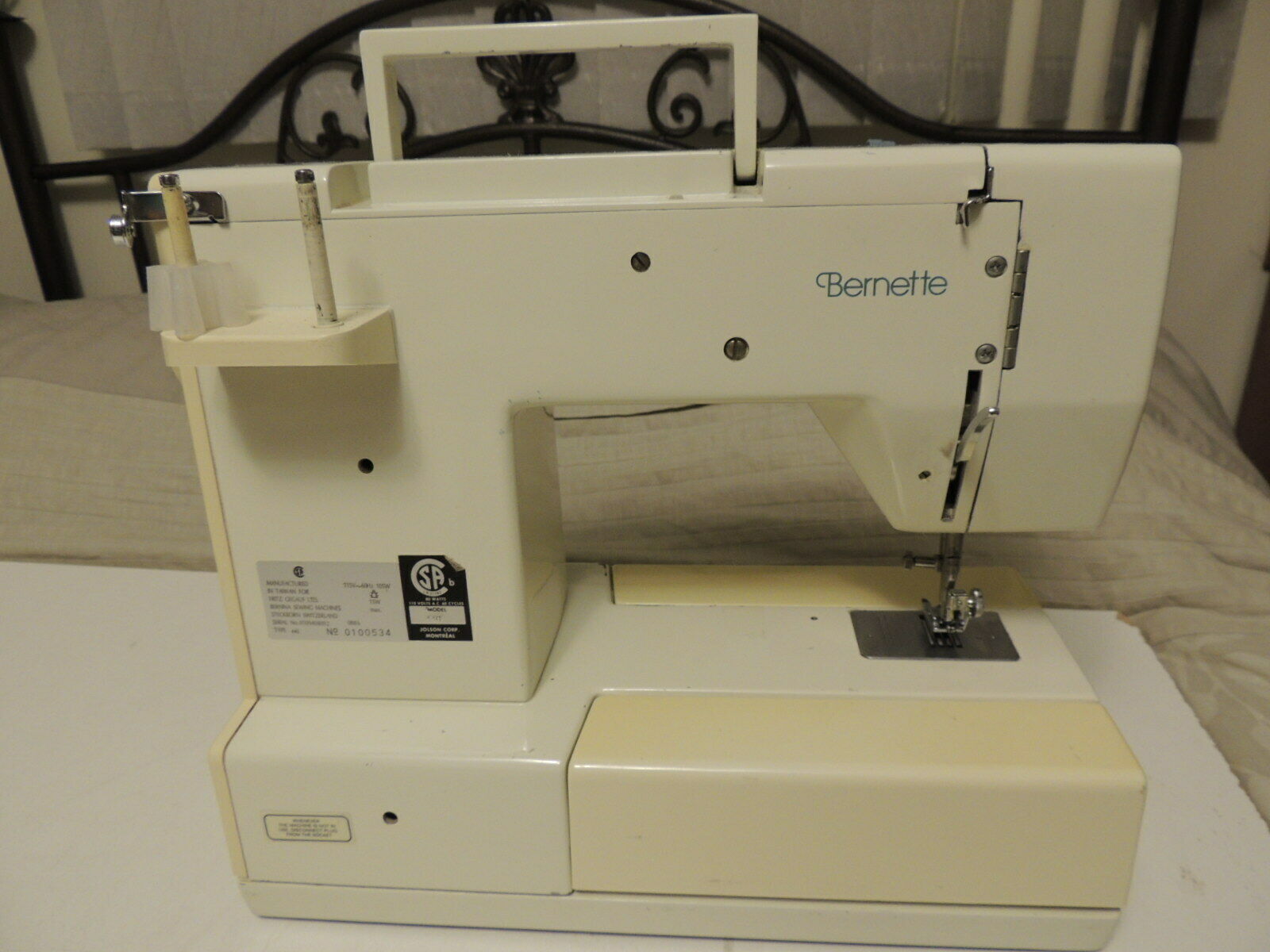 BERNINA 440 Sewing Machine With Foot Control Pedal Machines