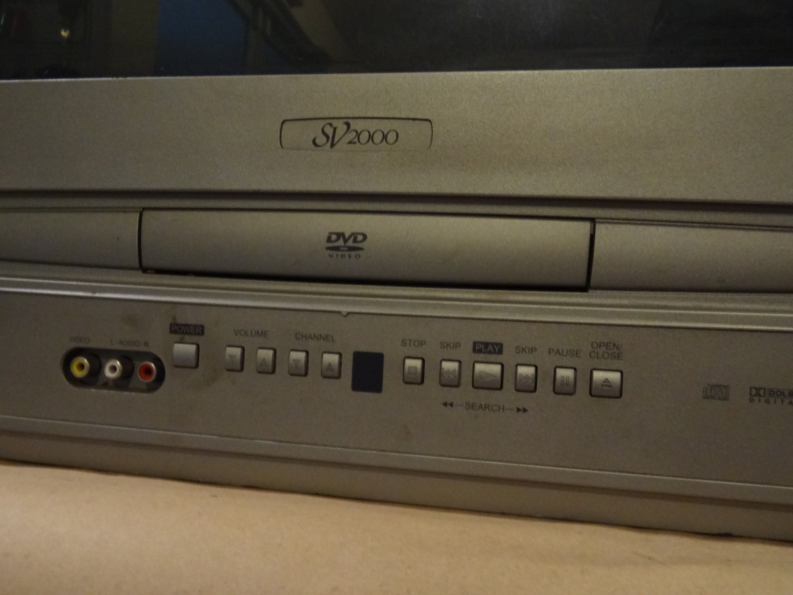 SV2000 TV / DVD PLAYER COMBO BUILT IN 20" SCREEN WORKS GREAT NO REMOTE