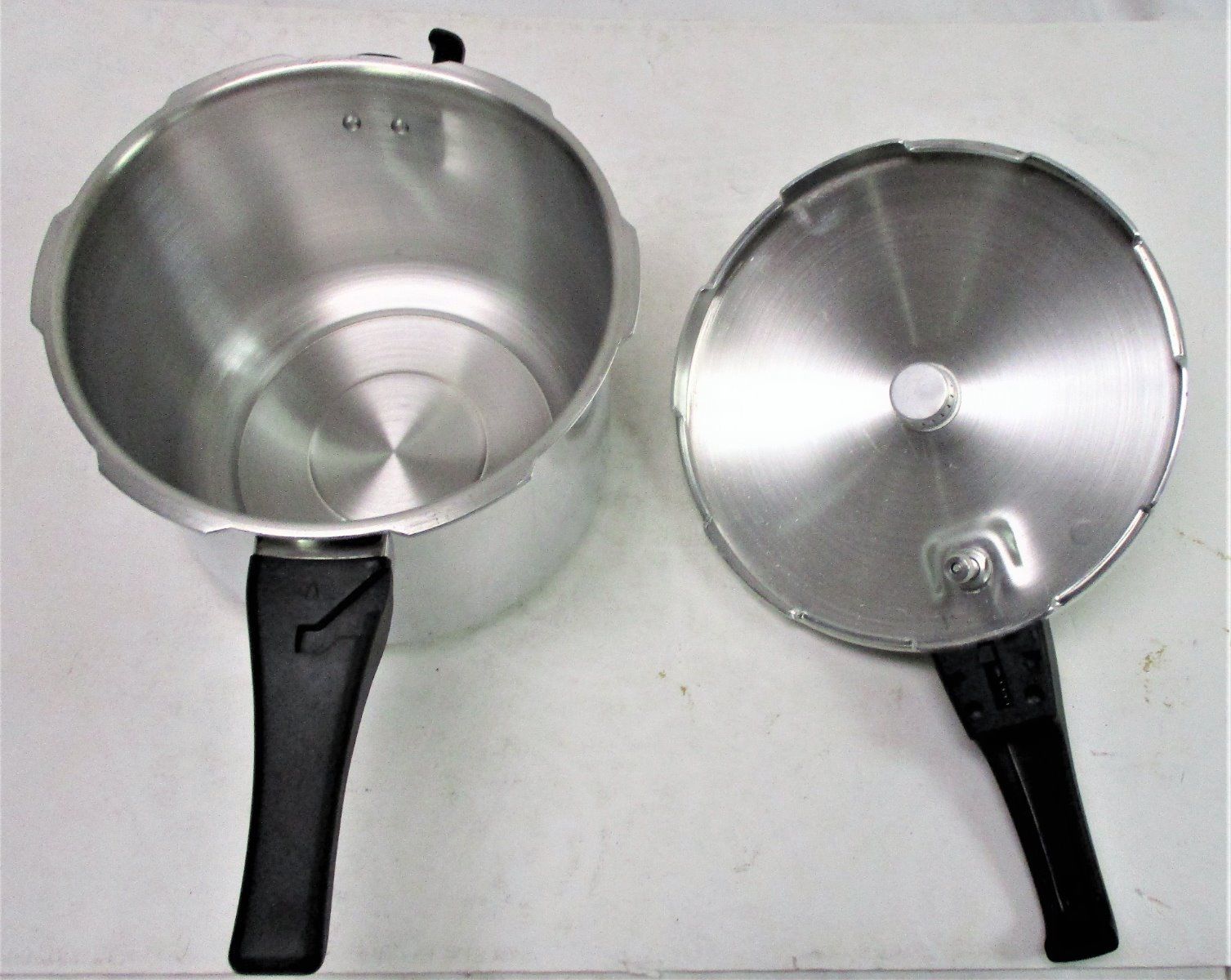 Bella 5 qt Aluminum Pressure Cooker MISSING RUBBER GASKET / BROKEN