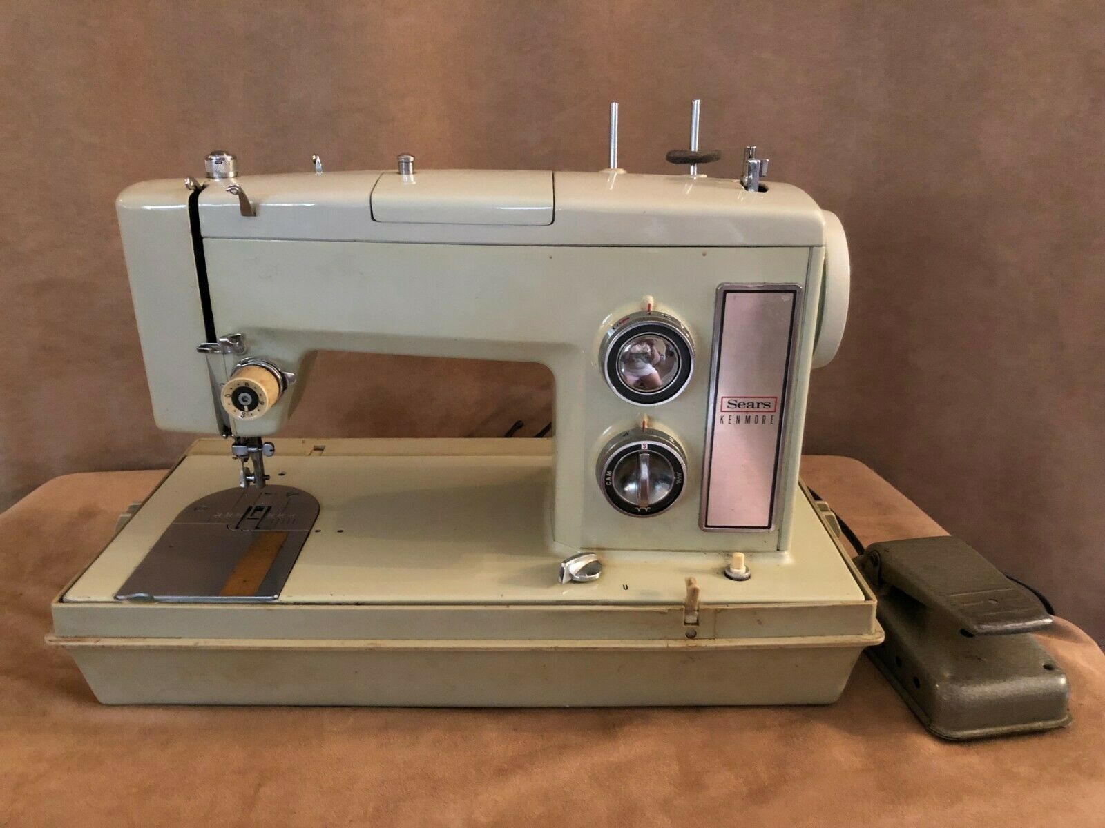 Vintage Sears Kenmore Sewing Machine In Case 630