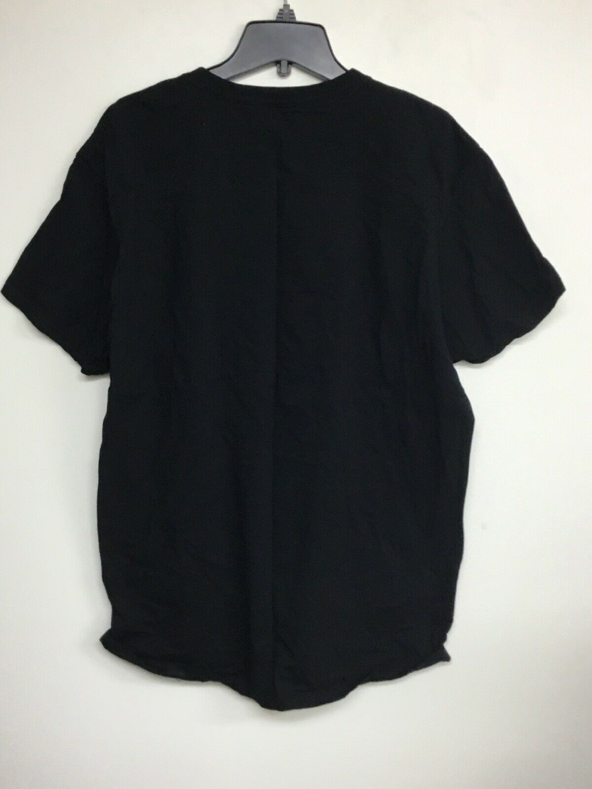 black crew neck shirt