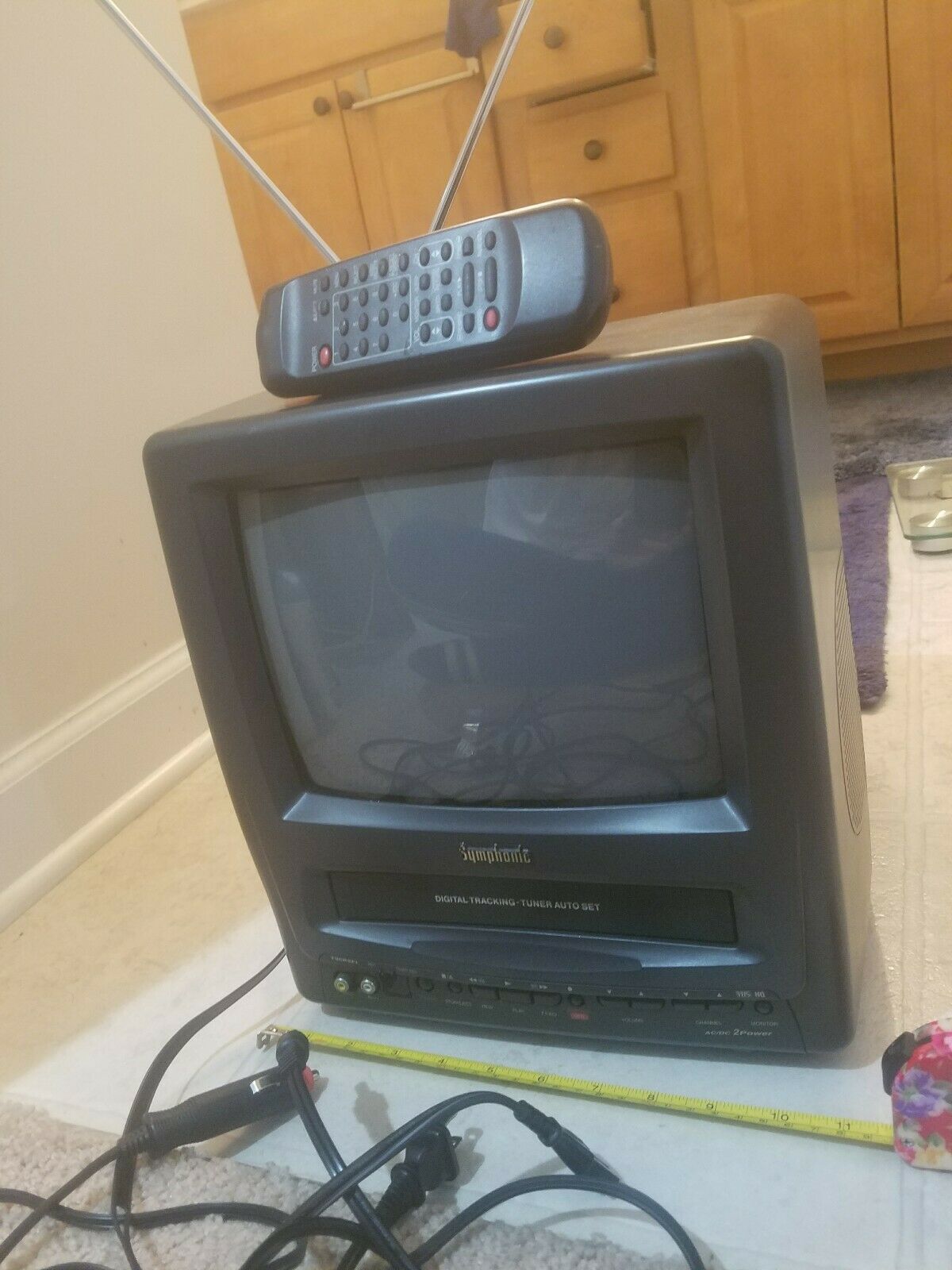 Symphonic 9" REC TV VCR portable Combo AC/DC + remote control cords