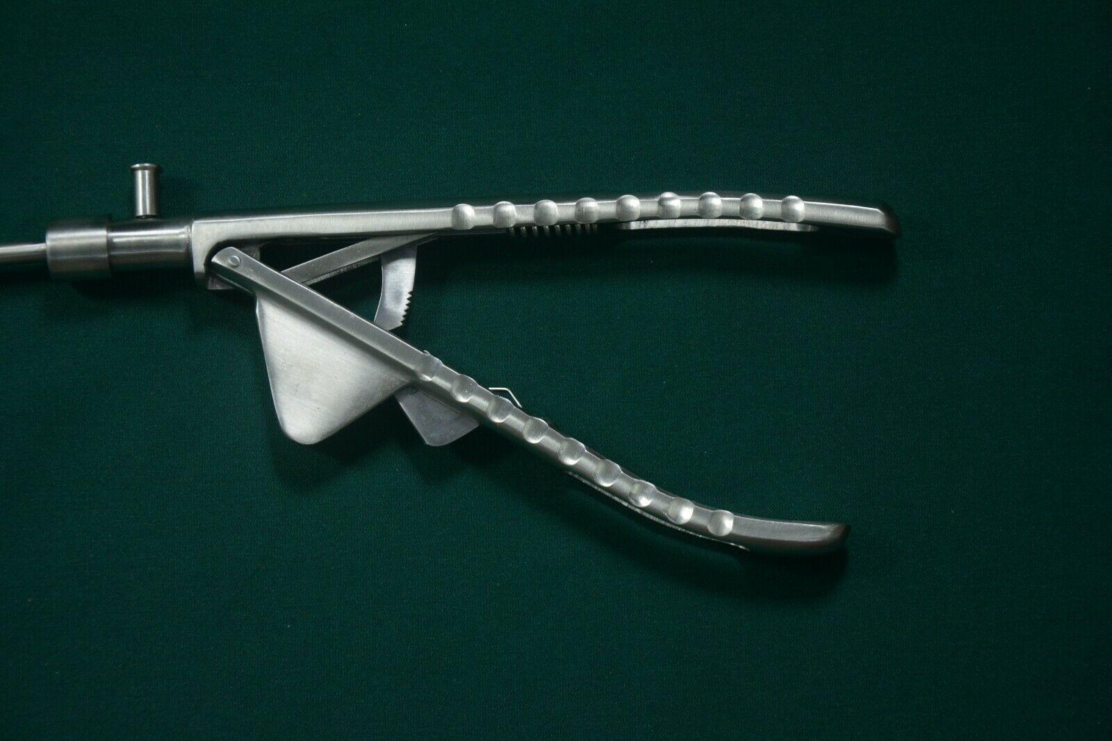 Laparoscopic VType Curved Right Jaw Needle Holder Driver Surgical