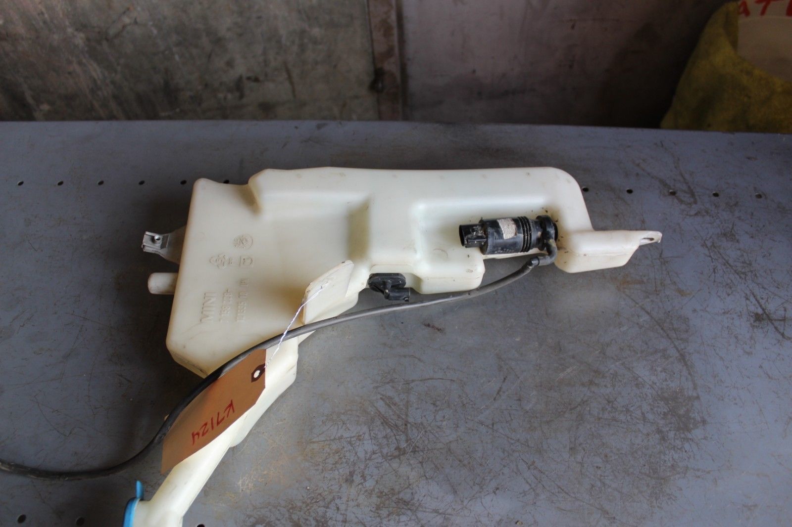20022008 MINI COOPER WINDSHIELD WASHER FLUID RESERVOIR TANK K7124