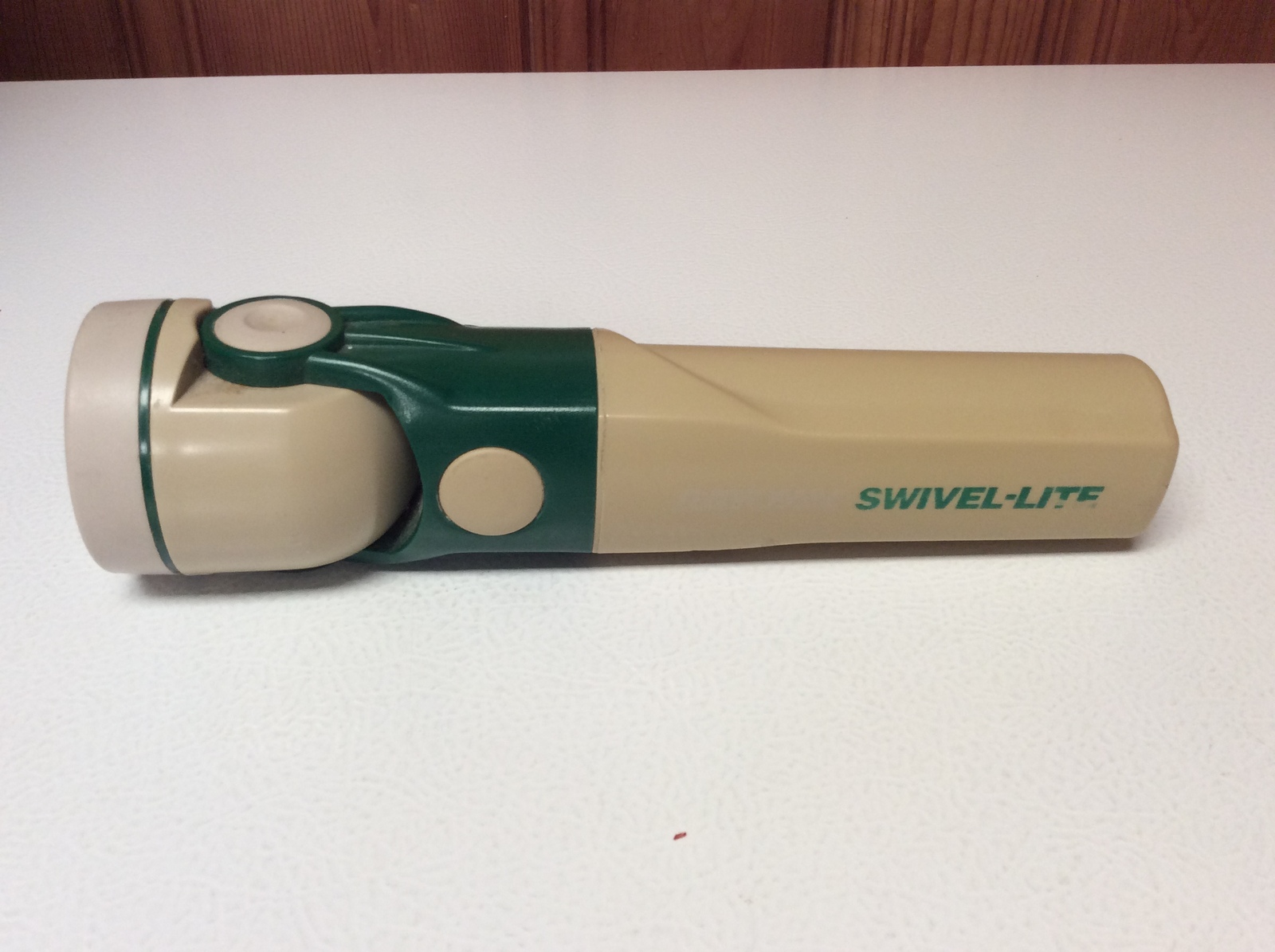 RayOVac SwivelLite Incandescent Flashlight Swivel Head Takes Two D